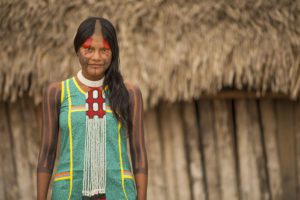 A modelo indígena Ngrejkampyre Kayapó com um colar Kayapó, vendido pela Tucum - empresa capta recursos na segunda rodada de empréstimo coletivo SITAWI